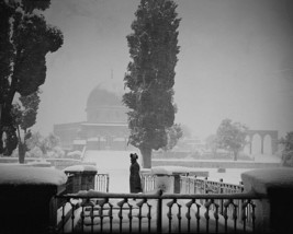 Dome of the Rock in Jerusalem during a snowstorm Photo Print - £6.92 GBP+