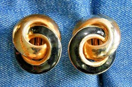 Entwined Circles Black Enamel Gold-tone Clip Earrings 1970s vintage 1 1/8&quot; - £10.33 GBP
