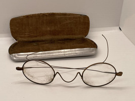 Pair of Vintage Round Eyeglasses w/Very Thin Bows with case - £22.38 GBP