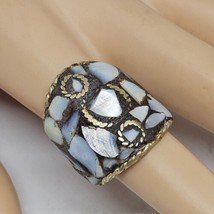 Vintage Tibetan Mother Of Pearl Shell Mosaic Inlay Gold Tone Ring Sz 7 - £23.63 GBP