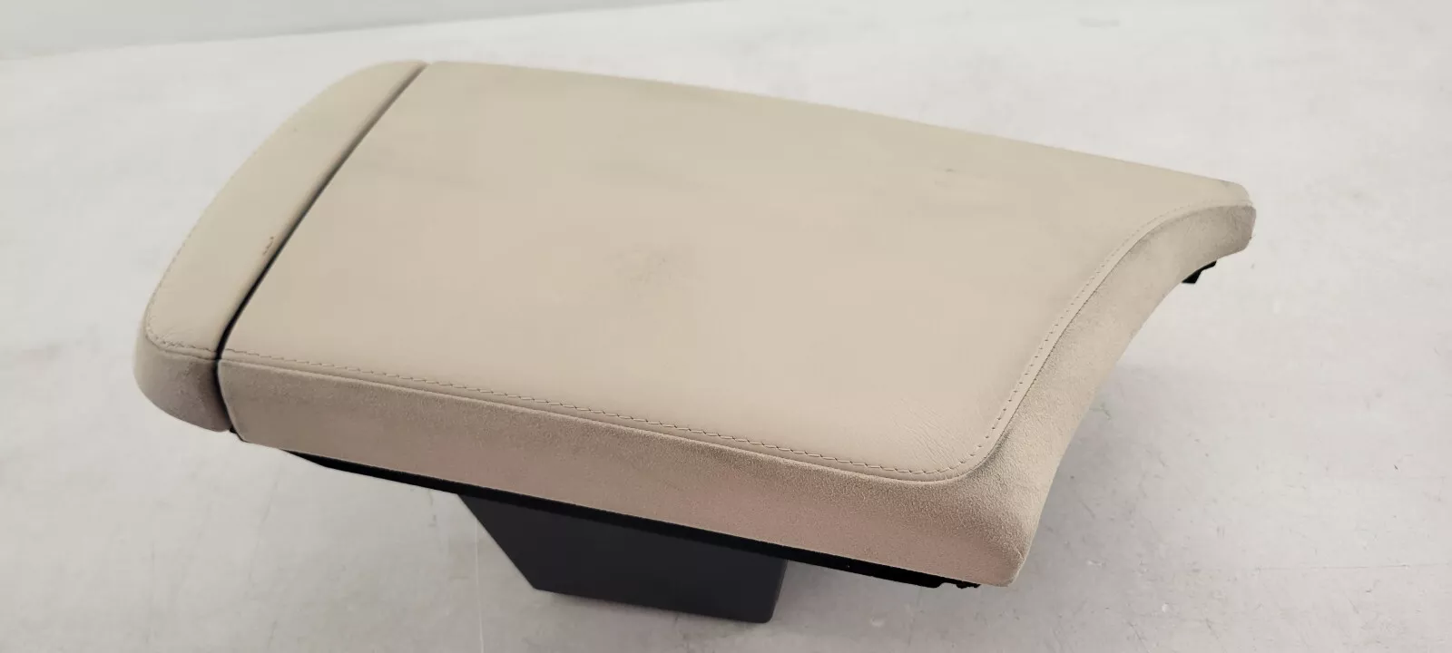 New OEM Cadillac Console Lid Arm Rest 2014- 2019 CTS Cashmere Leather Stain - £30.58 GBP