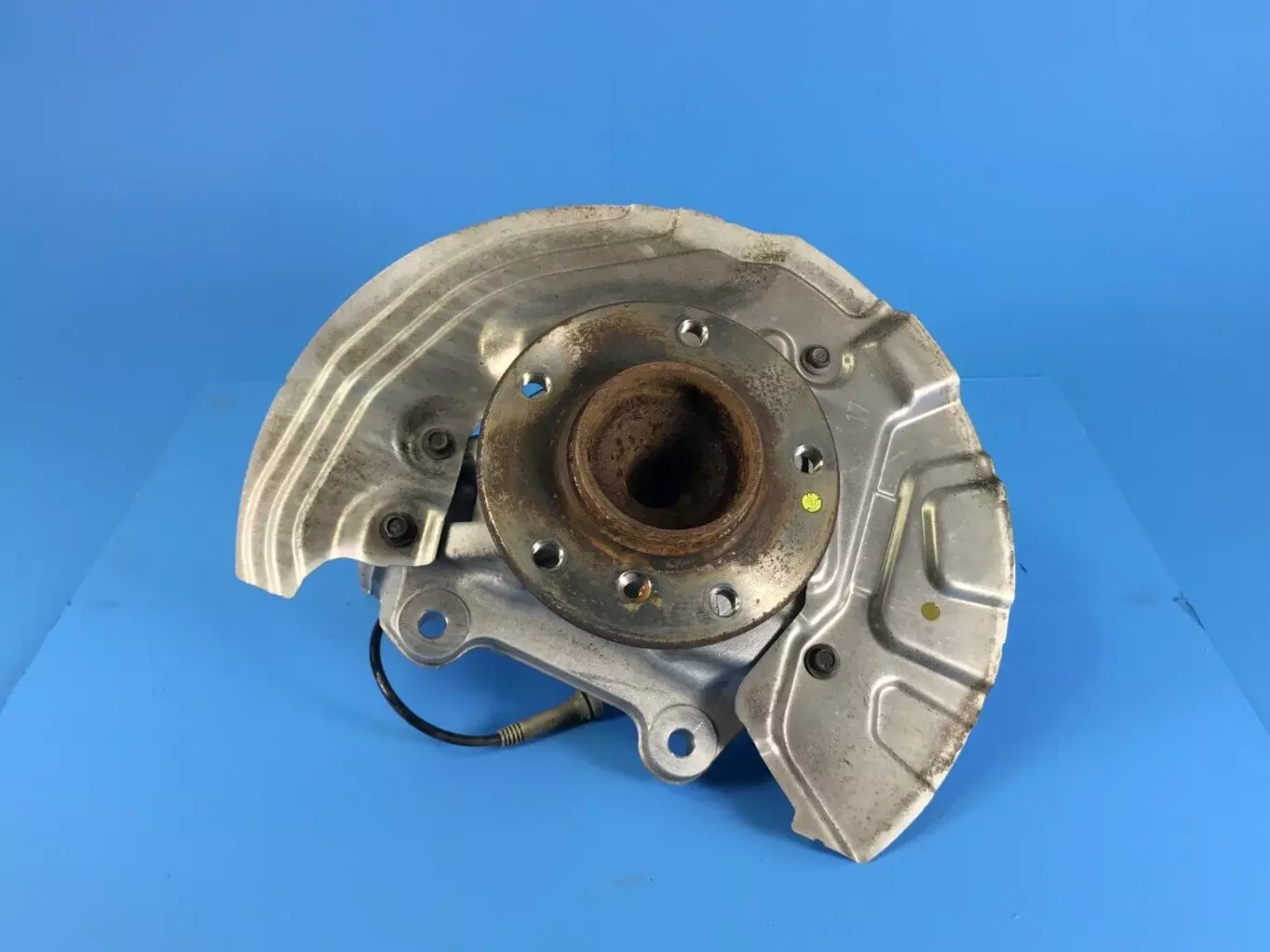 06-13 BMW E90 E91 E92 325I 328I 330I 335I FRONT RIGHT SPINDLE KNUCKLE WH... - $49.00