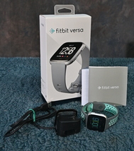 Fitbit Versa Smart Watch, Gray/Silver Aluminum, One Size 5.5 to 7.5 inches Green - £35.35 GBP