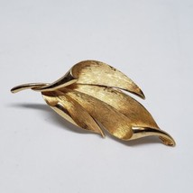 Vintage Unsigned Leaf Gold Tone Pin Brooch - £13.50 GBP