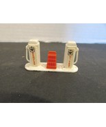 Vtg Plasticville HO Scale Gas Station Pumps w/Oil Can Rack Red White Par... - $3.93 CAD