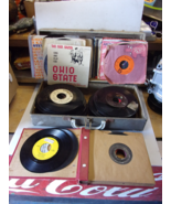 LOT OF 100 Music Various Labels Vintage 45 rpm 7 inch records w/case - $1,865.95 MXN