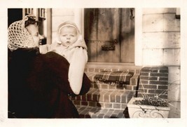 VINTAGE PHOTO 1940&#39;s B &amp; W 2 3/4&quot; x 2 1/2&quot; BABY LOOKING OVER MOM SHOULDER - £0.78 GBP