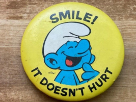 Vintage SMILE! IT DOESN&#39;T HURT SMURF PIN Badge Pinback  - £4.36 GBP