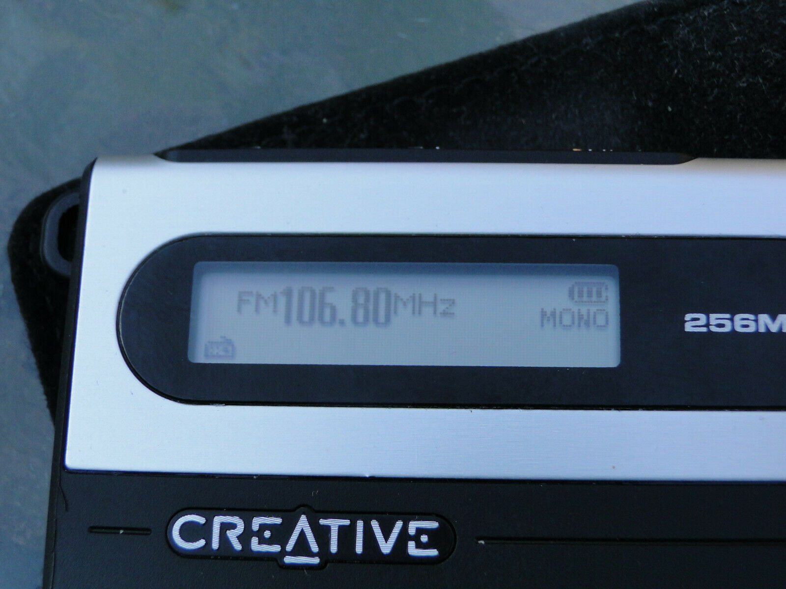Rare Creative Muvo Slim 256MB MP3 Fm Player and 50 similar items