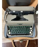 Vintage 1960&#39;s CONSUL Typewriter with Green Keys and Case: Retro Antique - $5,465.42 MXN