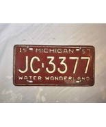 Michigan License Plate 1957 Water Wonderland JC 3377 Vintage Crimson White - $225.61 MXN