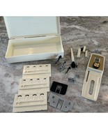 Vintage Kenmore Sewing Machine Parts Plastic Box Buttonholer Shanks Plat... - €50,93 EUR