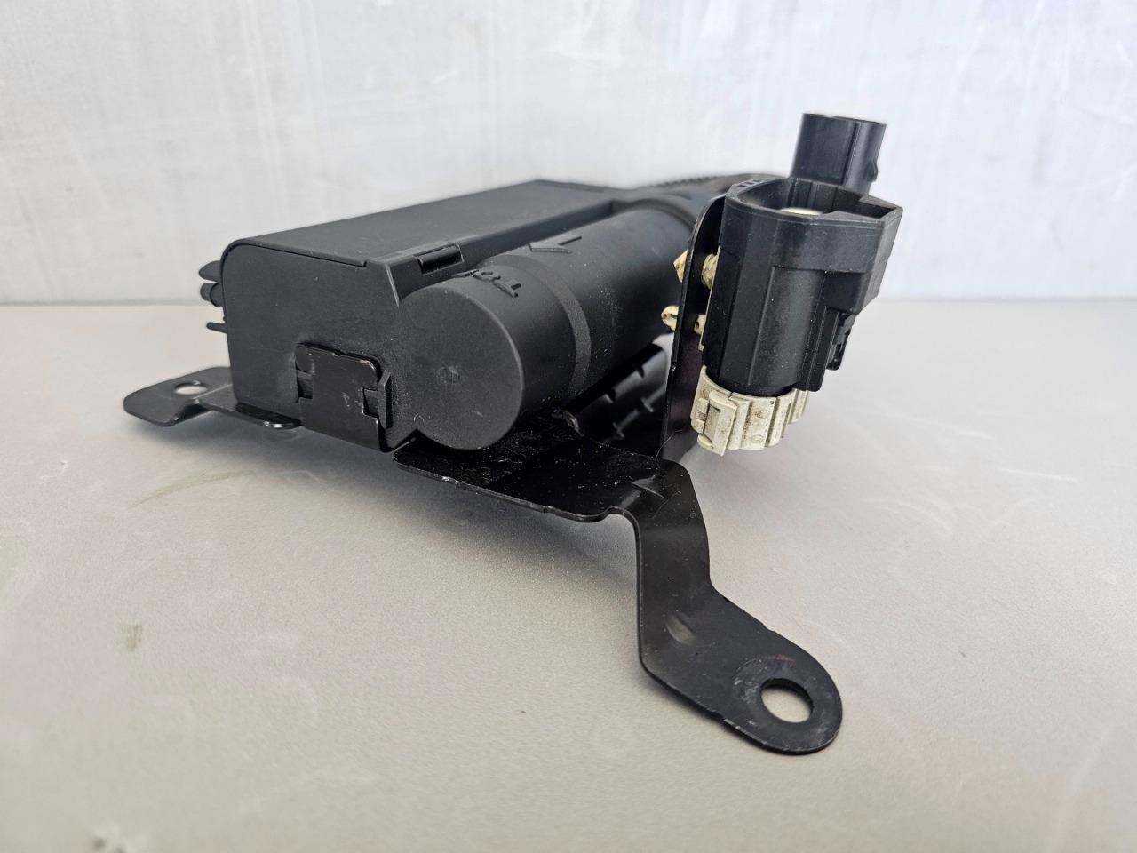 Used Good Condition GM OEM 25956849  Windshield Washer Solvent Heater Assembly Item image 3