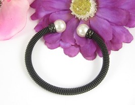 BLACK METAL Mesh BRACELET Vintage WHITE Faux PEARL BEAD Ends Cuff 6 1/2&quot; - $23.02 CAD