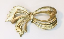 Vintage Brooch Pin Textured Gold Tone Bow Ribbon Shape - £9.55 GBP