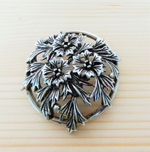 Pretty vintage Judy Lee silver tone floral circle brooch - £9.55 GBP