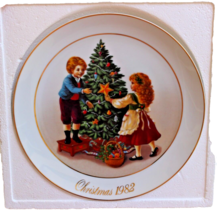 Collectible 1982 Avon Plate “Keeping The Christmas Tradition” + Original Box - £4.02 GBP