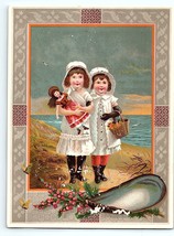 Victorian Trade Card Mullin&#39;s &amp; Co Store Twin Girls Doll Beach Giant Cla... - £17.09 GBP