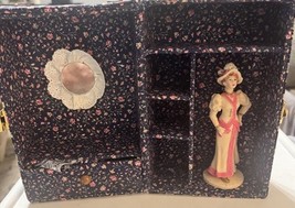 Vintage 1950s Doll Wardrobe Trunk w/ Mirror &amp; Lady Figurine – Floral Fab... - $652.39 MXN
