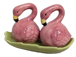 Pink Flamingos Salt &amp; Pepper Shakers on Green Leaf Tray Ceramic Kitchen ... - $19.77