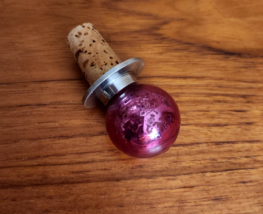 VINTAGE REDISH-PINK GLASS 1.5&quot; BULB WINE BOTTLE STOPPER - £4.55 GBP