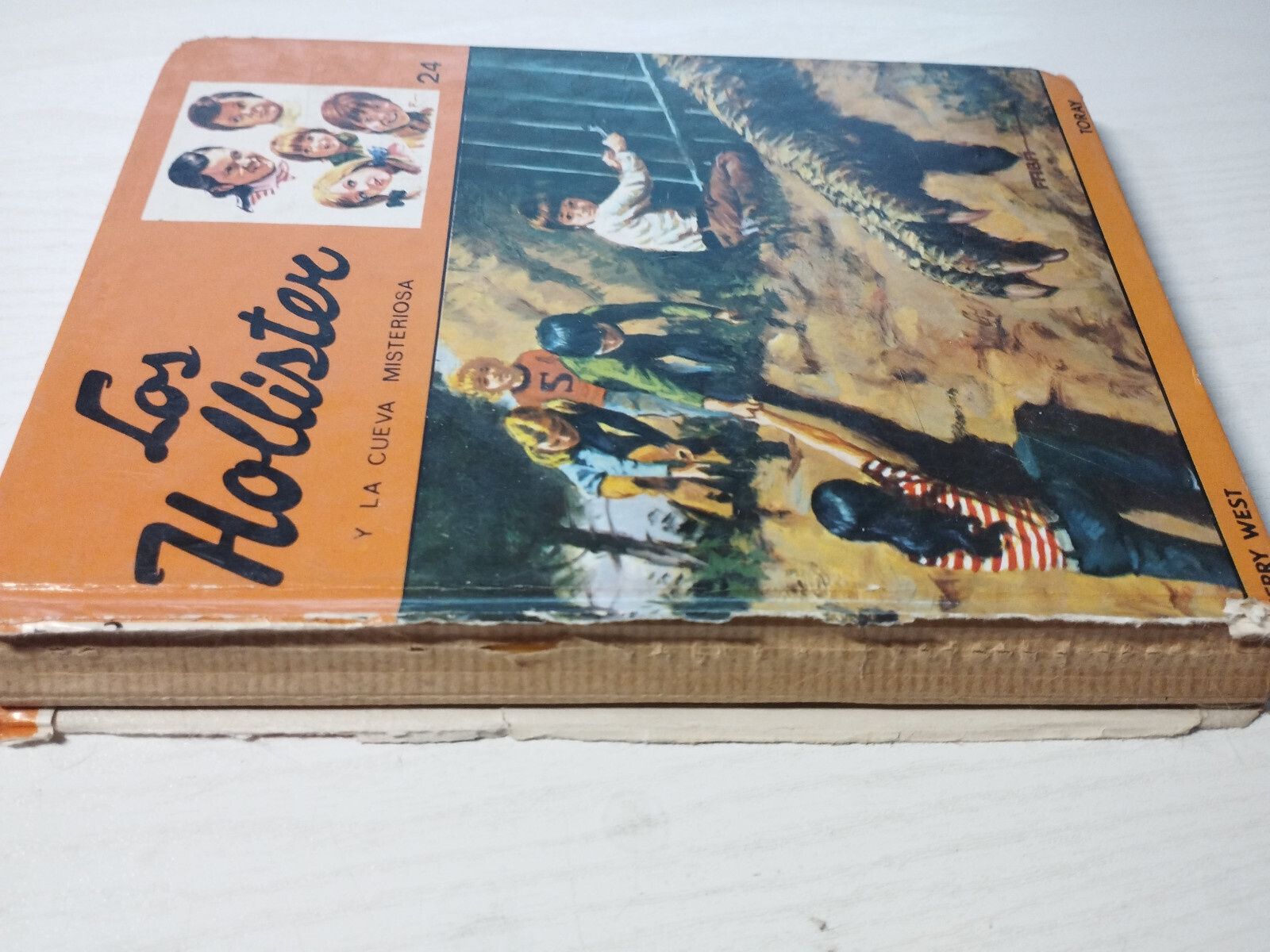 Los Hollister Y La Cave Mysterious Jerry West Toray 1983 - Book Spanish Am Item image 2