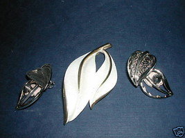 Sarah Coventry Leaf Pin with Silver Earrings - $10.84