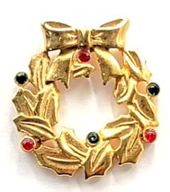 1988 JJ Christmas Wreath Pin Red Green Rhinestones Gold Tone Holiday Jew... - $277.13 MXN
