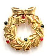 1988 JJ Christmas Wreath Pin Red Green Rhinestones Gold Tone Holiday Jew... - $21.05 CAD