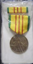 VIETNAM SERVICE MEDAL FULL SIZE &amp; RIBBON BAR IN GI  BOX DATED 1970 STYLE 2 - $9.90