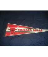 Vintage NBA Chicago Bulls Team Logo Felt Basketball Pennant full 27&#39;&#39; - $281.21 MXN