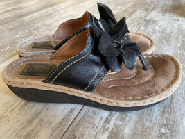 Women’s Size 7.5M Clarks Artisan Latin Samba Black Leather Flower Thong Sandals - £11.56 GBP