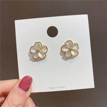 2022 Resin Flower Stud Earrings Korean Fashion Female Temperament Beautiful Gold - £10.50 GBP