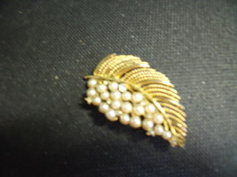 Lisner Gold Pearl Brooch with Rhinestones - £43.07 GBP