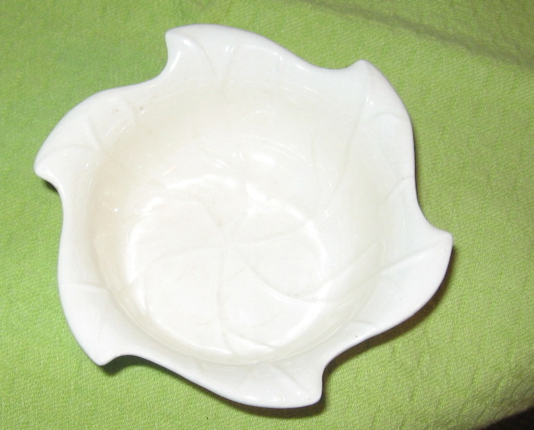  Leaf Bowl/Dish-Ivory-Pottery USA - $6.00