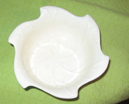  Leaf Bowl/Dish-Ivory-Pottery USA - $8.21 CAD