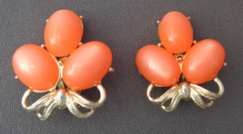 Vintage ORANGE Thermoset Lucite Moonglow Plastic Gold Tone Clip On Earrings - £18.01 GBP