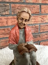 Vtg Tom Clark Old Lady Woman Molly Figurine Sculpture Reading Bible Psalm Isaiah - £19.80 GBP