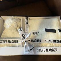 Steve Madden Woman’s Hat and Scarf Gift Set White new - $1,246.80 MXN