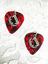 VAMPIRE TEETH CHARMS on BLOOD RED GUITAR PICK PAIR OF DANGLE EARRINGS - €6,88 EUR