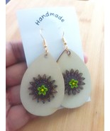 Gree floral Wood tear Drop boho button earrings.  - $186.09 MXN
