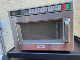 Panasonic NE-1064F 1000W commercial Microwave oven  - $546.72 CAD