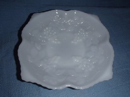 Vintage Milk Glass Dish Bowl Candy or Nut Dish Bunches of Grapes Design - £2.87 GBP