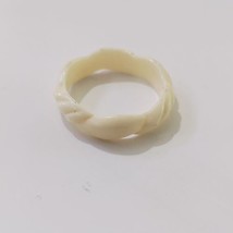 VTG Celluloid Ring Band Faux Bone Ladies Size 5.75 Twist Art Nouveau  - £19.66 GBP