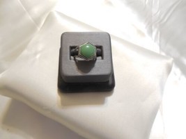 City By City Size 6 Antique Silver Tone Green Stone Ring Y353 - £7.68 GBP