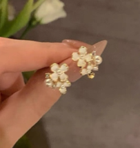 Atmosphere sweet fresh white flower pearl earrings niche design light - $19.80
