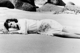 Rachel Ward As Meggie Cleary In The Thorn Birds 24x18 Poster Lying On Beach - £19.13 GBP