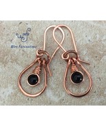 Handmade copper earrings: teardrop framed dangling wire wrapped onyx bead - €21,39 EUR