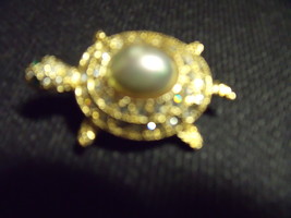 Turtle Pin in rhinestone &amp; pearl  with emerald eyes - Vintage - £27.52 GBP