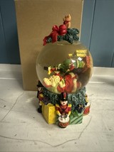 Avon 2001 Holiday Novelty Snow Globe Santa Presents Christmas Tree *see/... - $268.45 MXN